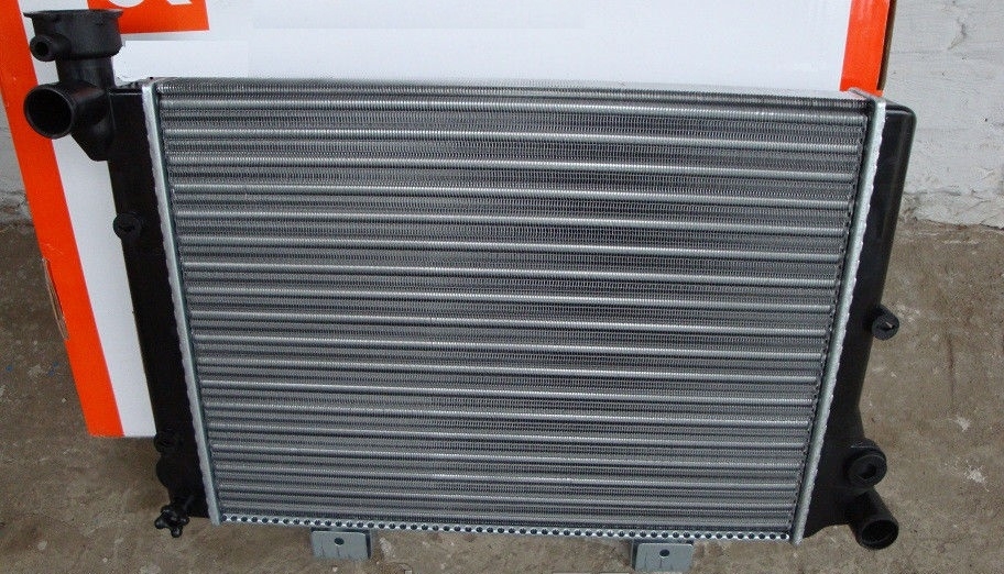 Радиатор охлаждения двигателя ВАЗ 2106 (ОАТ-ДААЗ) - фото 